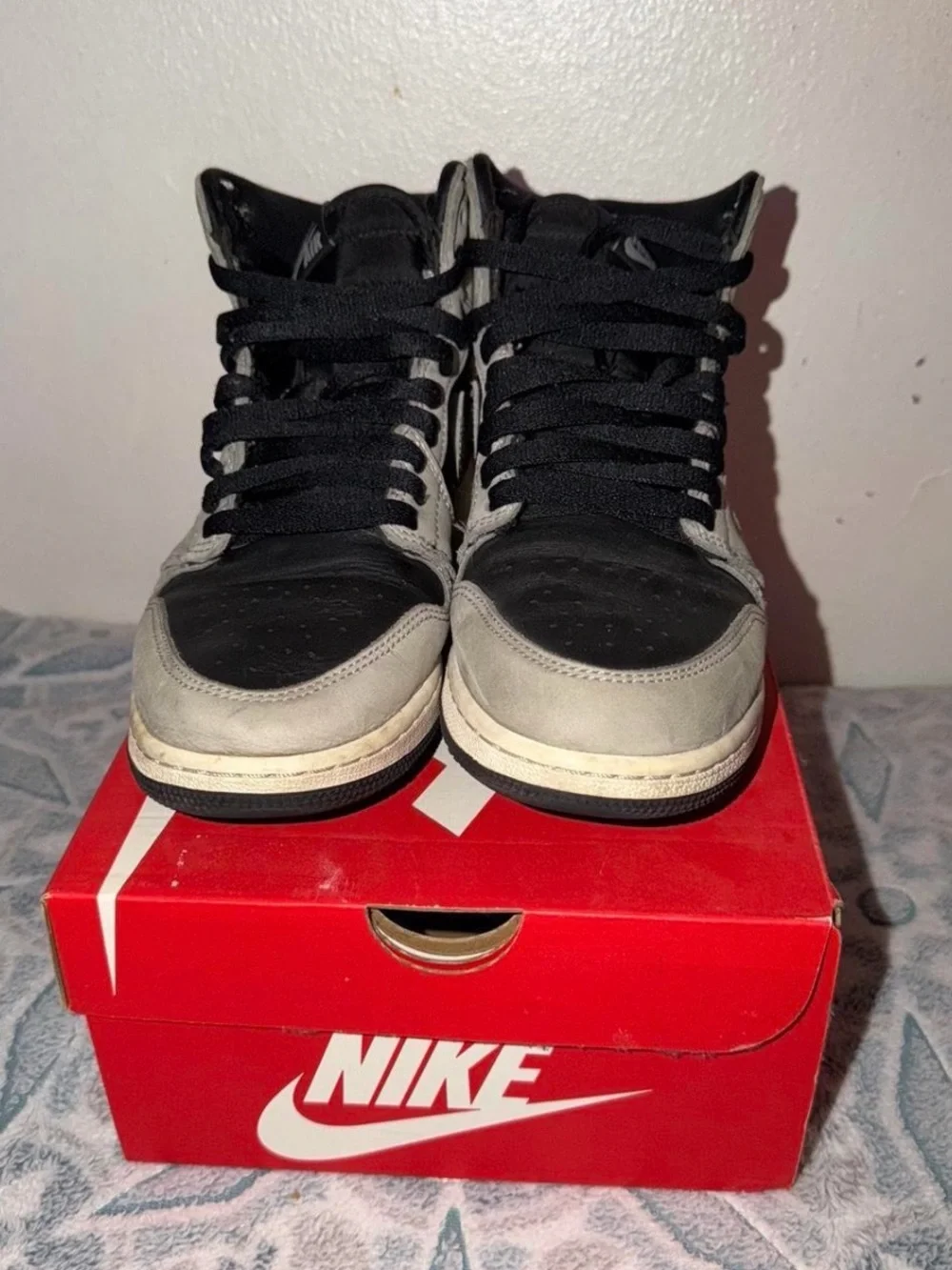 Air Jordan 1 shadow 2.0 men size 7 comes with replacement shoe box
